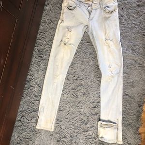 White Blue distressed denim jeans with zippers